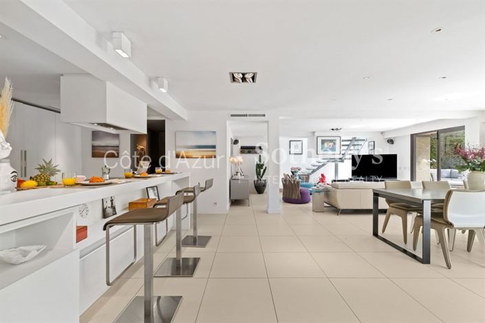 Image No.4-4 Bed Property for sale