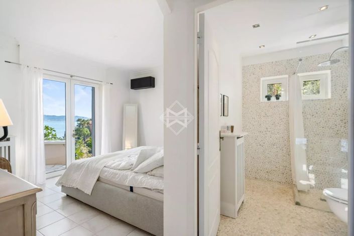 Image No.8-4 Bed House for sale
