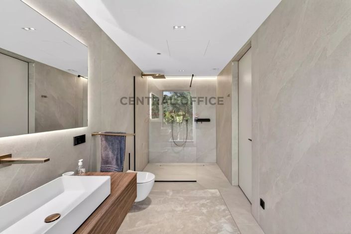 Image No.15-6 Bed House for sale
