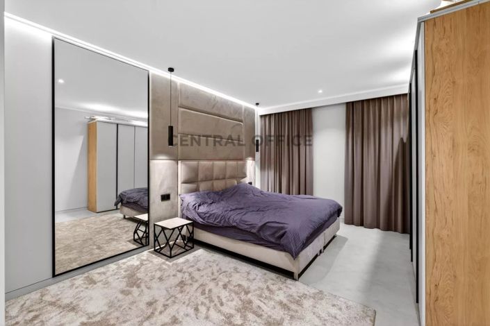 Image No.19-6 Bed House for sale