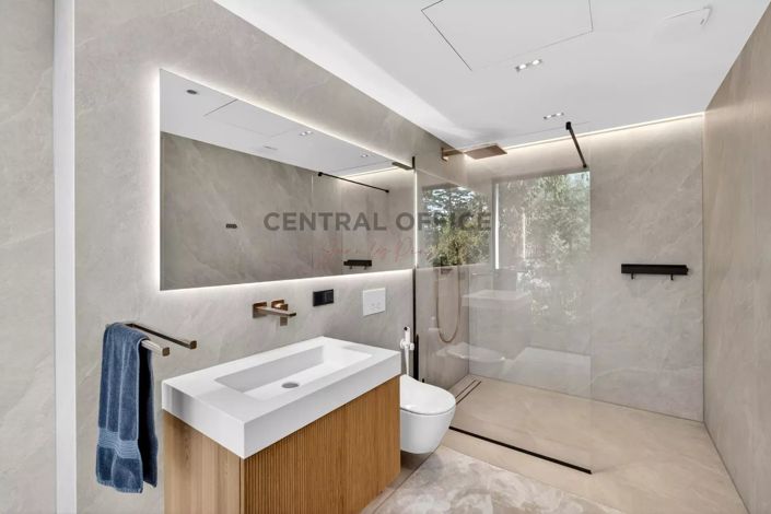 Image No.24-6 Bed House for sale