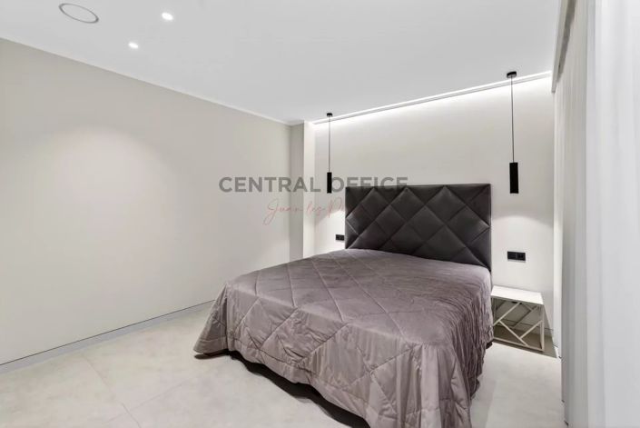 Image No.28-6 Bed House for sale