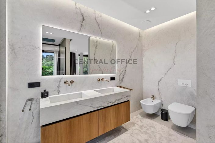 Image No.31-6 Bed House for sale
