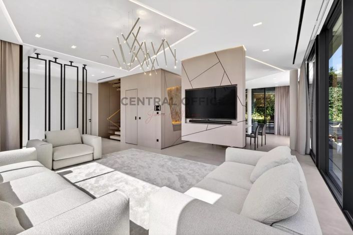 Image No.8-6 Bed House for sale