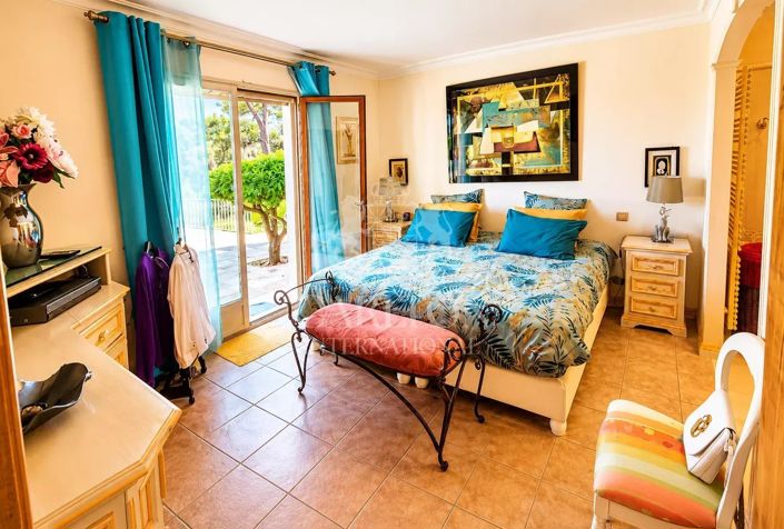 Image No.8-5 Bed House for sale