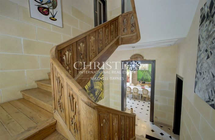 Image No.6-9 Bed Property for sale