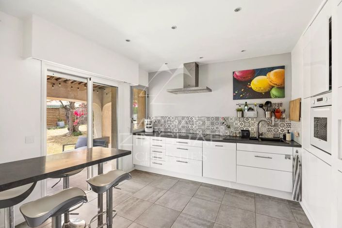 Image No.6-5 Bed House for sale