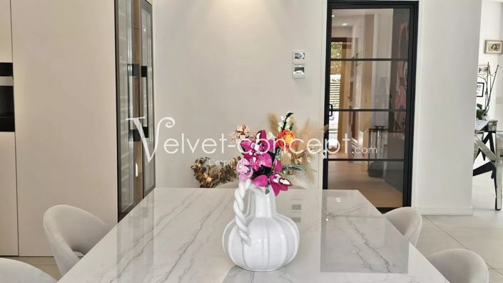 Image No.10-6 Bed House for sale