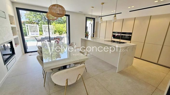 Image No.9-6 Bed House for sale