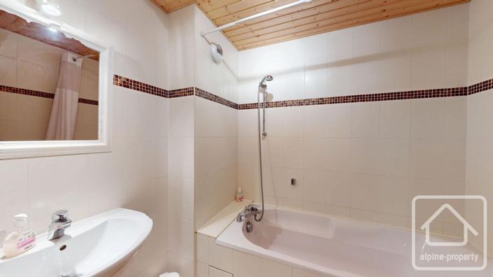 Image No.25-5 Bed Property for sale