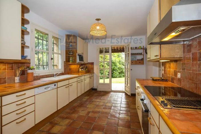 Image No.10-6 Bed House for sale