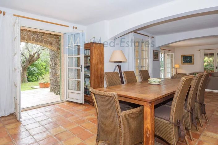 Image No.8-6 Bed House for sale