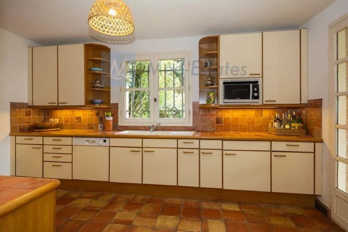 Image No.9-6 Bed House for sale