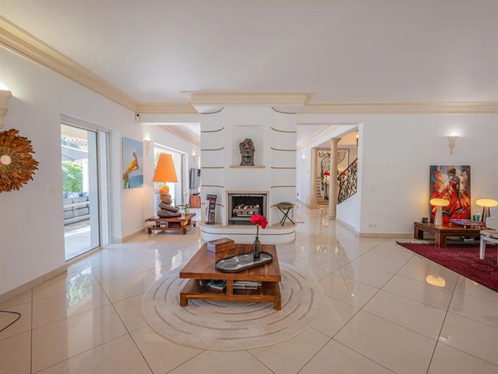 Image No.8-5 Bed House for sale