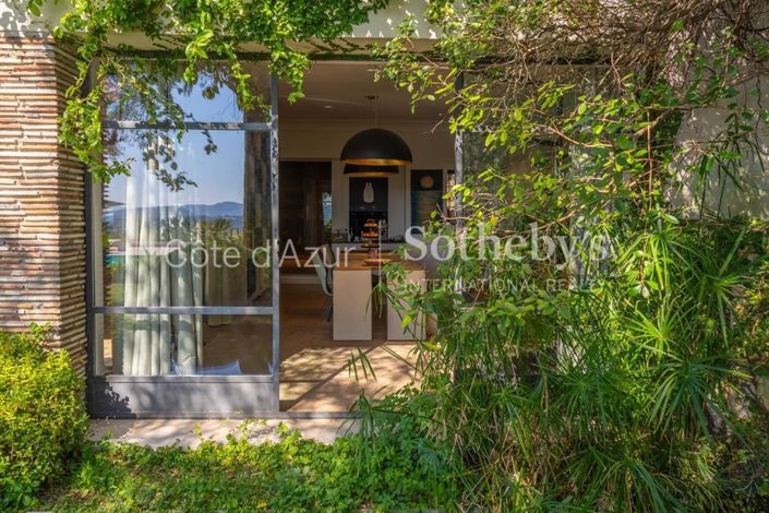 Image No.10-9 Bed Property for sale