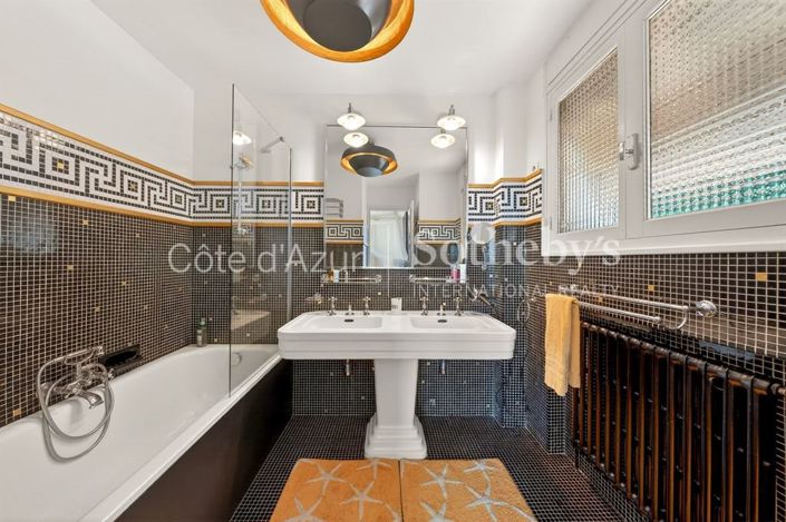 Image No.12-9 Bed Property for sale