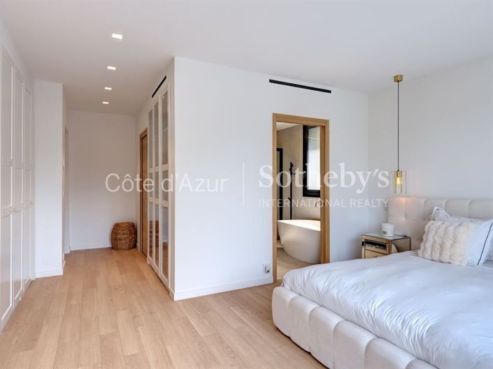 Image No.11-5 Bed Property for sale