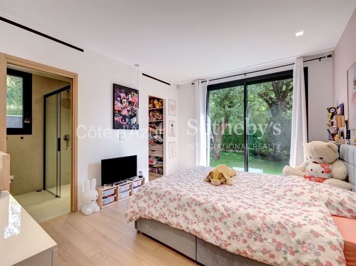 Image No.13-5 Bed Property for sale