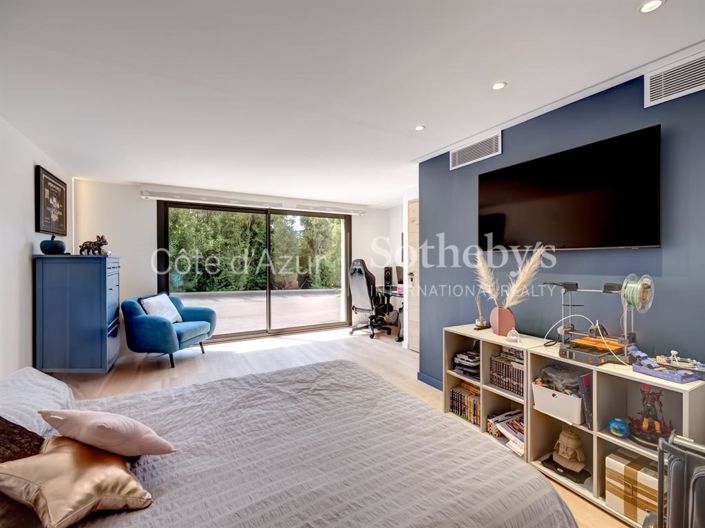 Image No.14-5 Bed Property for sale