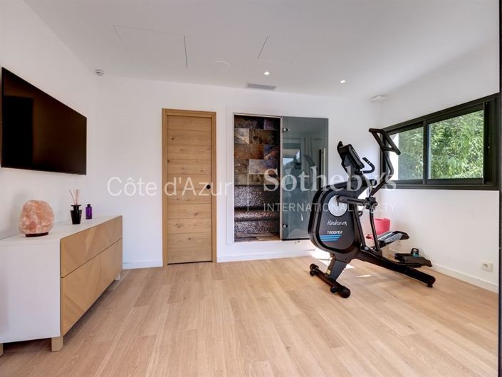 Image No.17-5 Bed Property for sale