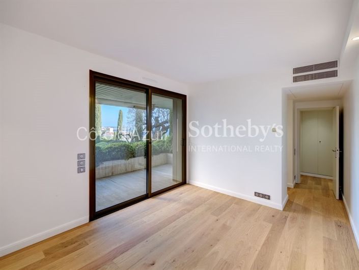 Image No.10-5 Bed Apartment for sale
