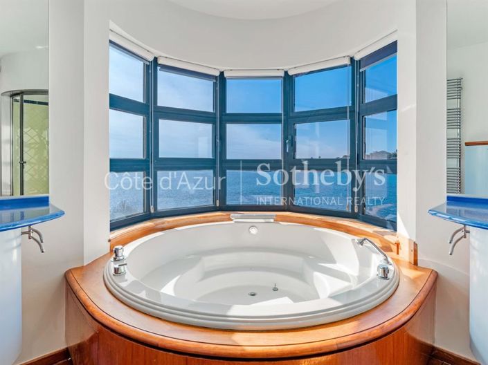 Image No.10-5 Bed Property for sale