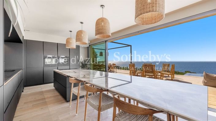 Image No.14-5 Bed Property for sale