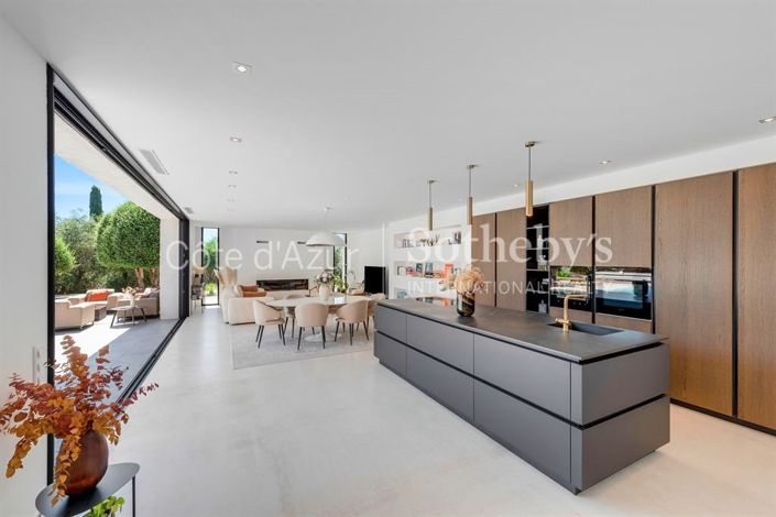 Image No.10-6 Bed Property for sale
