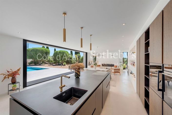 Image No.11-6 Bed Property for sale