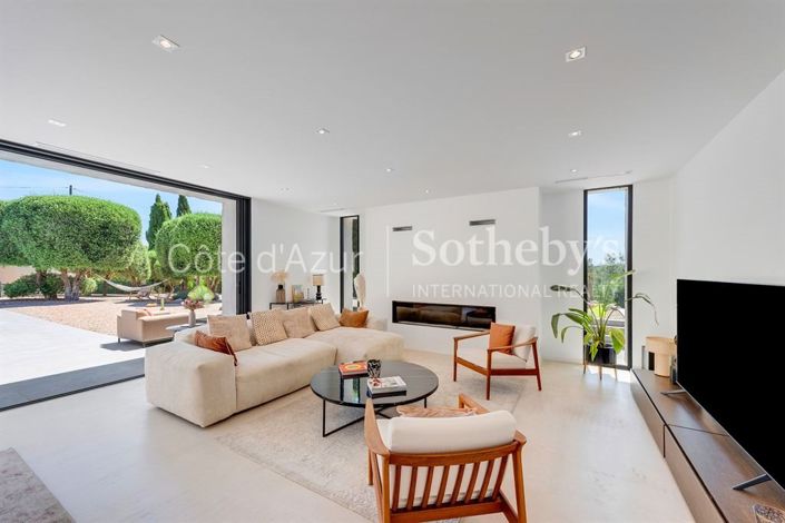 Image No.15-6 Bed Property for sale
