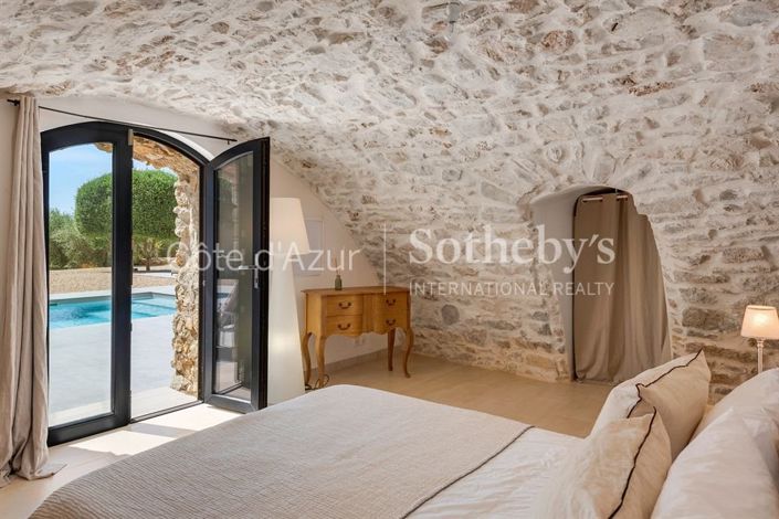 Image No.17-6 Bed Property for sale