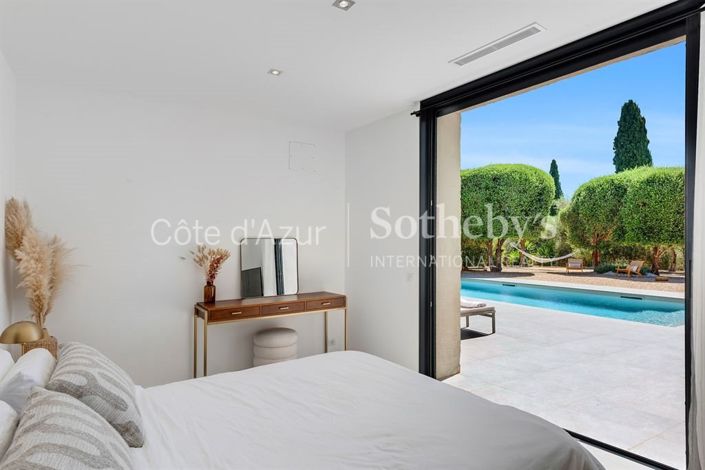 Image No.18-6 Bed Property for sale
