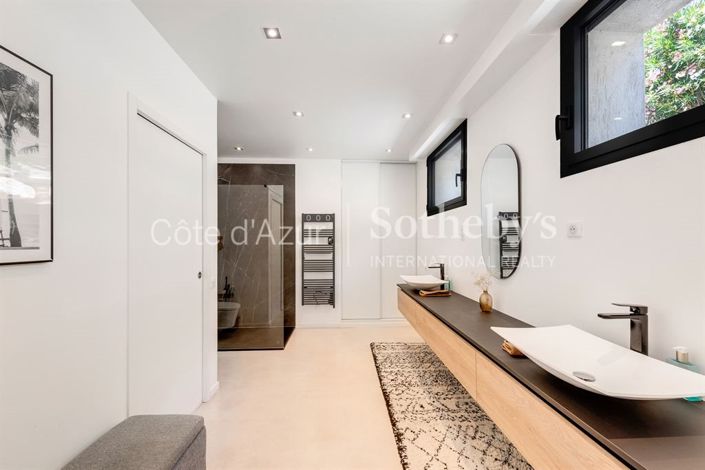 Image No.19-6 Bed Property for sale