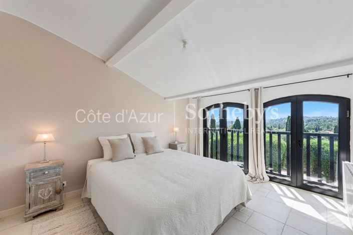 Image No.20-6 Bed Property for sale