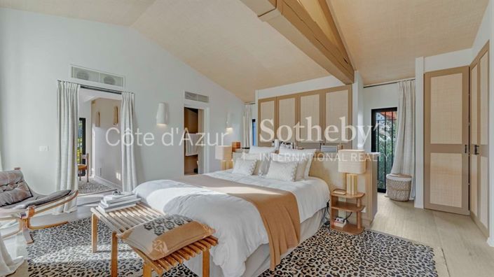 Image No.9-6 Bed House for sale