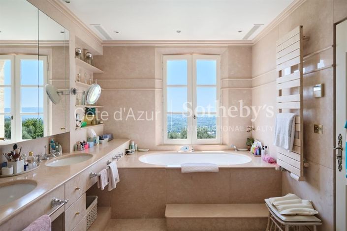 Image No.14-7 Bed Property for sale