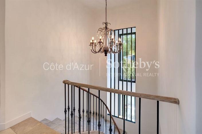 Image No.8-5 Bed House for sale