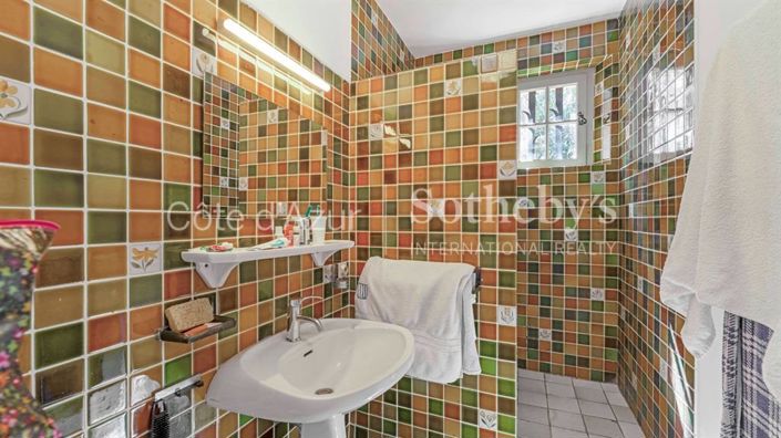 Image No.20-5 Bed House for sale