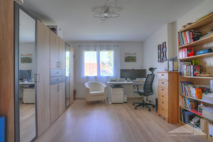 Image No.10-3 Bed House for sale