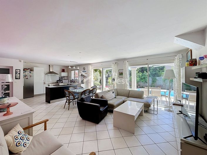 Image No.8-5 Bed House for sale