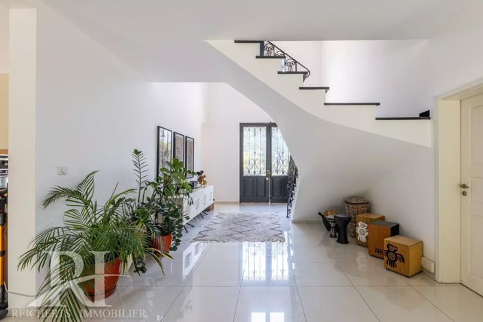 Image No.17-5 Bed House for sale