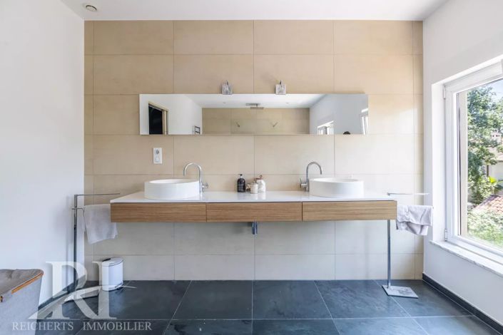Image No.25-5 Bed House for sale