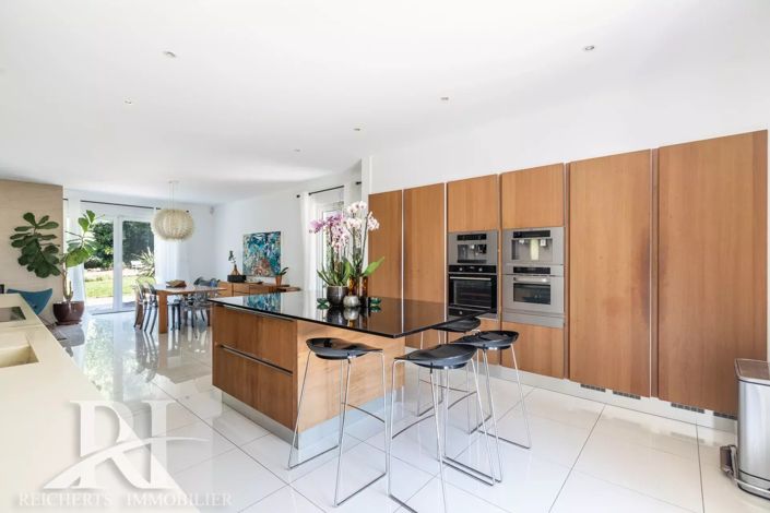 Image No.6-5 Bed House for sale