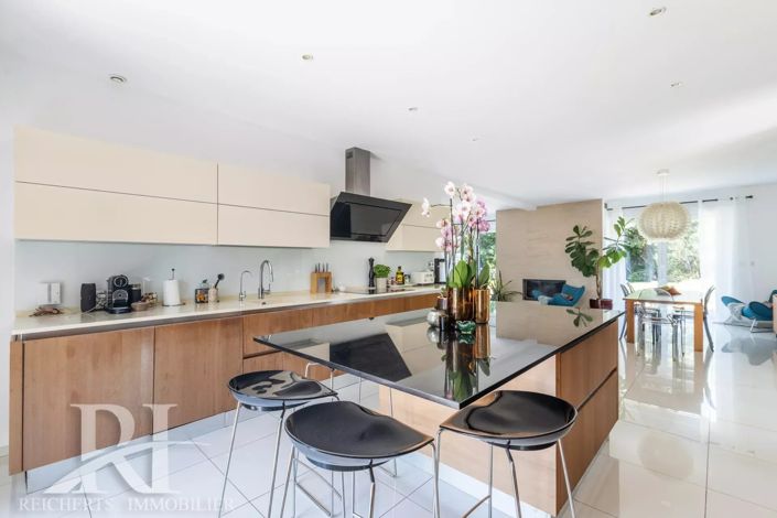 Image No.8-5 Bed House for sale