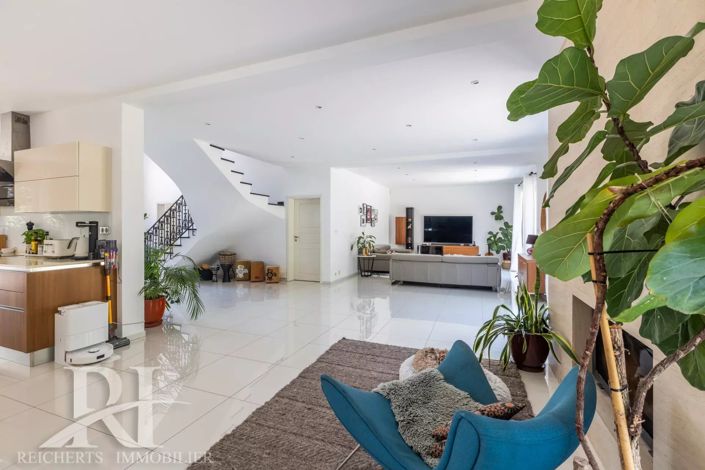 Image No.9-5 Bed House for sale