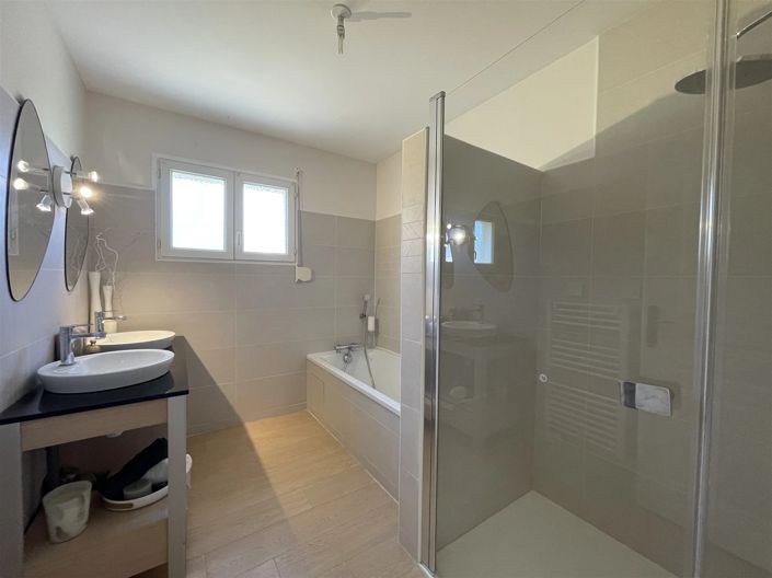 Image No.9-5 Bed House for sale