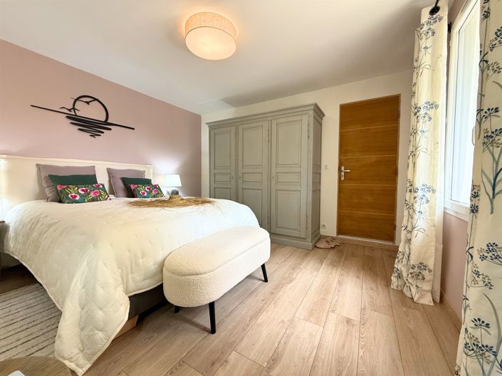 Image No.17-6 Bed House for sale