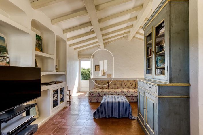 Image No.6-5 Bed House for sale