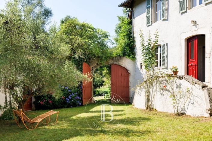 Image No.6-8 Bed House for sale