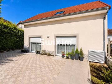 1 - Lons-le-Saunier, House
